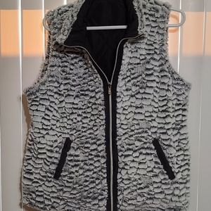 Vest reversible soft fuzzy no label 2x black and white